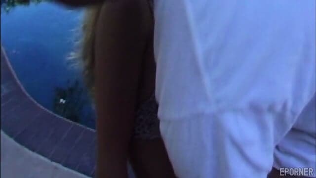 Young Girlfriend Suck Dick At The Pool