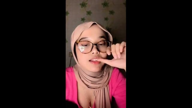 Hijab girl playing with her tits