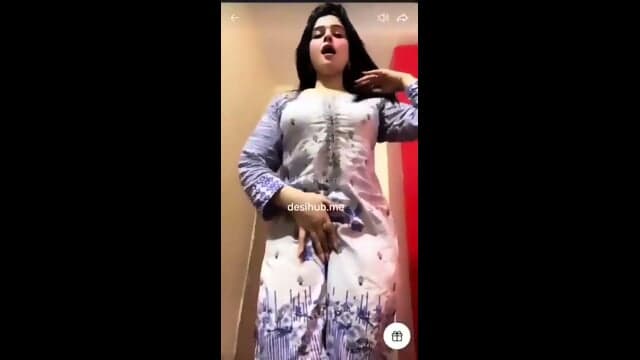 Insta Beauty Going Pantyless on Tango Live â Teasing with Pussy Rubbing & ASS Slapping