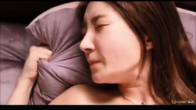 Gadis Korea tergoda di ranjang