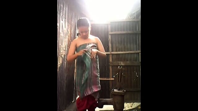 vILLaGe GIrLs Bangladeshi Village Girl Bath Show- Webcam Porn - Show Gurl
