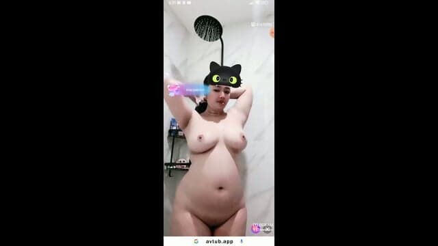 Tante Syesye tembem mandi bugil
