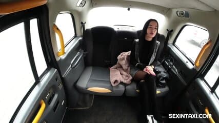 Girl Fucks In A Taxi Without Restraint